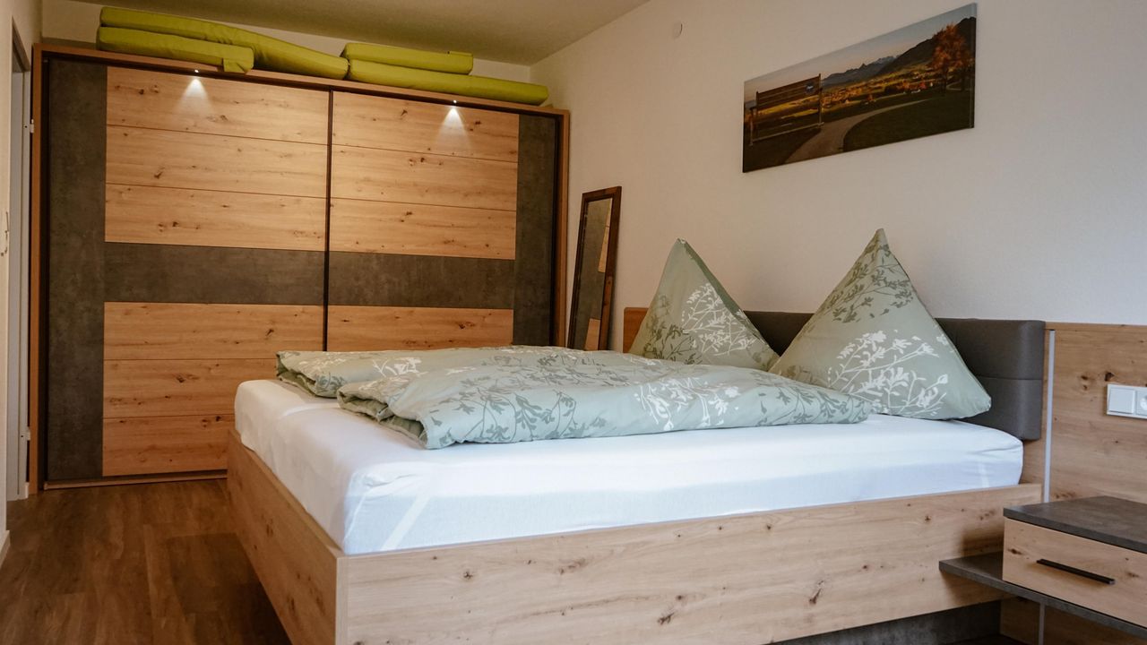 02_ferienwohnung_bergzeit_schlafzimmer__2_ 02_ferienwohnung_bergzeit_schlafzimmer__2_